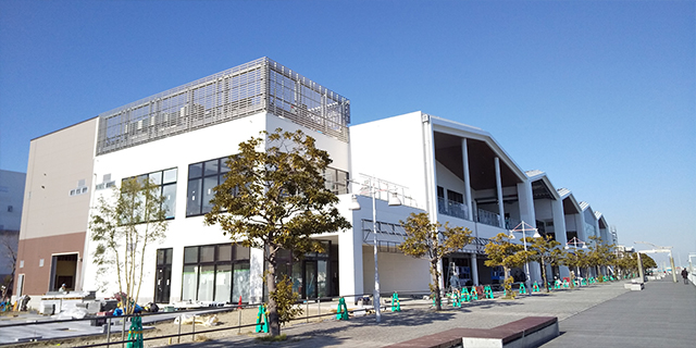 三井アウトレットパーク 横浜ベイサイド|1号棟、3号棟屋上目隠しルーバー・3号棟柱パネル
