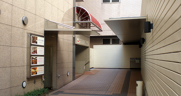 横浜 フジビューホテル｜アクロスや金属パネルやアルミパネル等を使用材として用いた施工例です。
