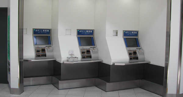 東武線某駅券売機｜アクロスや金属パネルやアルミパネル等を使用材として用いた施工例です。