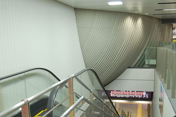 東急東横線渋谷駅（2）｜アクロスや金属パネルやアルミパネル等を使用材として用いた施工例です。
