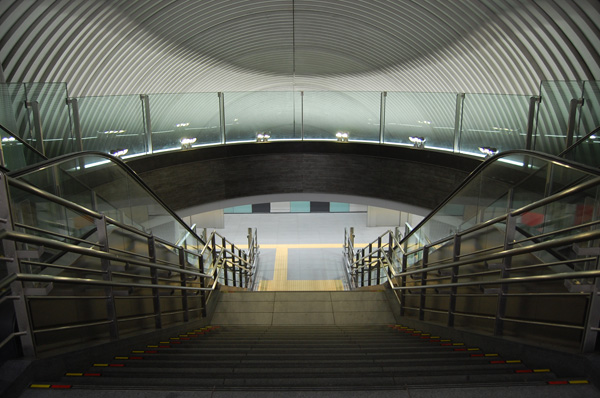東急東横線渋谷駅（1）｜アクロスや金属パネルやアルミパネル等を使用材として用いた施工例です。